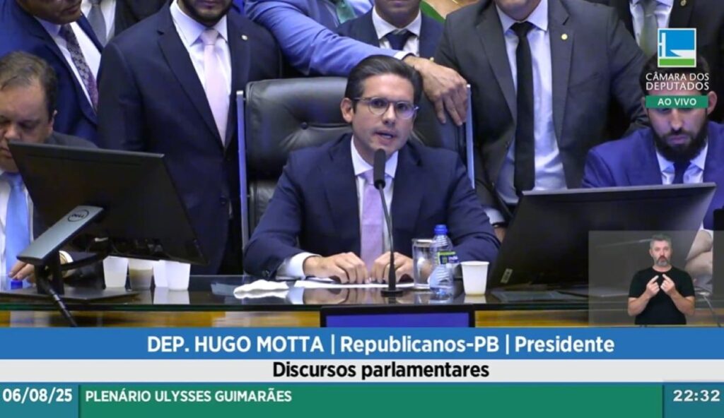 Hugo Motta supera bloqueio da oposição e reabre trabalhos na Câmara
