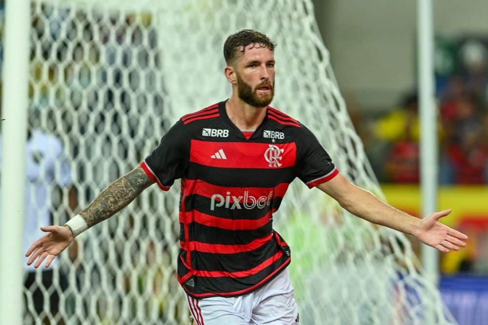 Flamengo abre placar com golaço de Léo Pereira em cruzamento perfeito de Samuel Lino no Maracanã pelo Brasileirão
