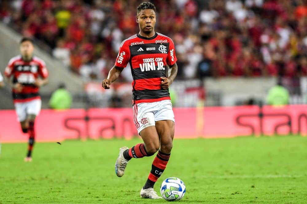 Vasco avança por Matheus França, ex-Flamengo, em negociação com Crystal Palace