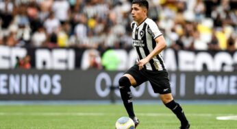 Botafogo domina e goleia Bragantino por 4 a 1 em noite inspirada no Nilton Santos pelo