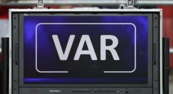 Após revisão do VAR, árbitro marca pênalti a favor do Botafogo contra o Juventude no Brasileirão