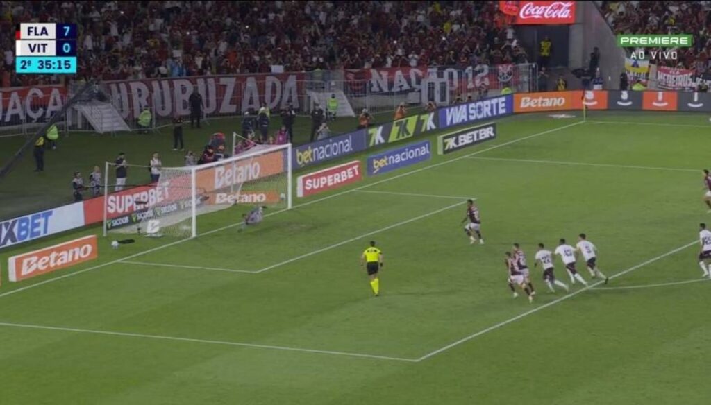 Bruno Henrique faz gol e Flamengo lidera goleada histórica de 8 a 0 contra Vitória no Brasileirão