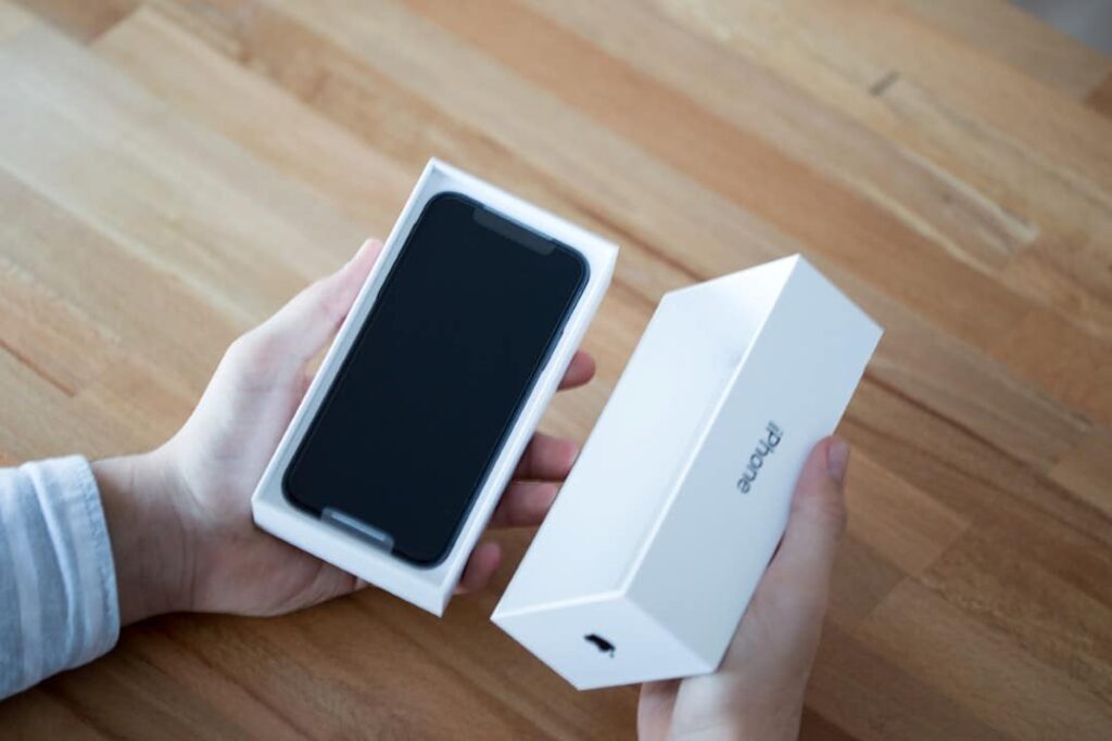 Apple planeja iPhone 17 mais caro devido a tarifas e novo design