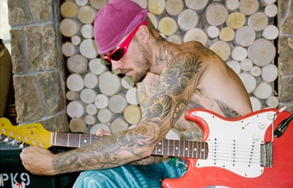 Justin Bieber faz estreia global hoje com ‘Swag II’ e linha de moda SKYLRK