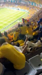 Euforia em gol da Colômbia provoca incidente com torcedores nas íngremes arquibancadas do Estádio Azteca