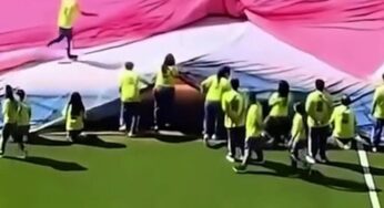 Voluntário da Fifa se enrosca em bandeirão gigante durante ensaio para cerimônia da Copa do Mundo no México