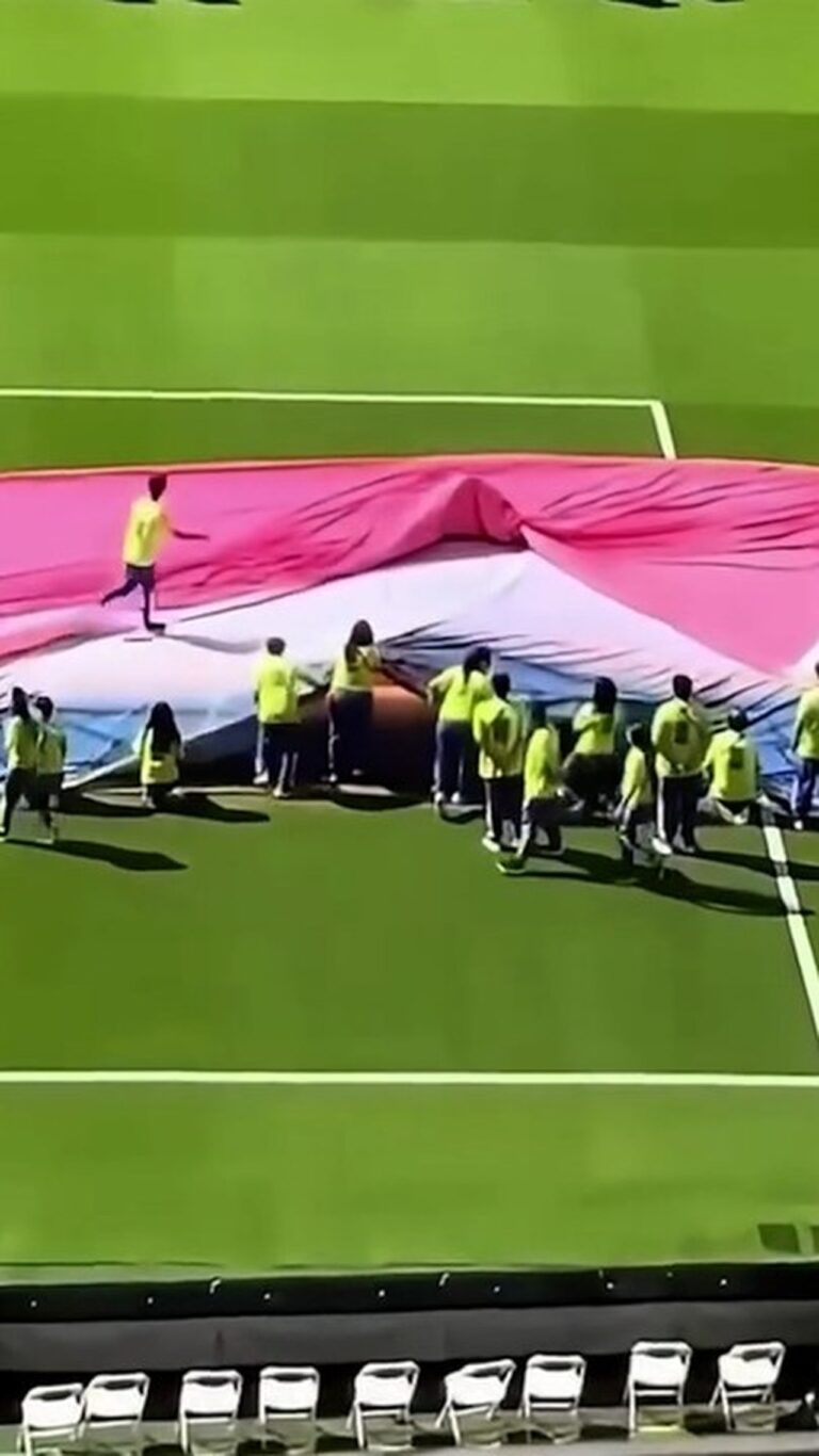 Voluntário da Fifa se enrosca em bandeirão gigante durante ensaio para cerimônia da Copa do Mundo no México