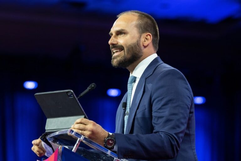 PGR pede condenação de Eduardo Bolsonaro por alegada coação em investigação de golpe