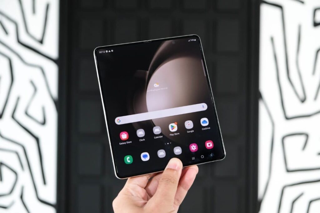 Samsung Galaxy Z Fold 8 Wide surge com novo formato e Flip 8 promete dobradiça aprimorada