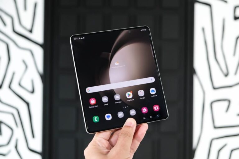 Samsung Galaxy Z Fold 8 Wide surge com novo formato e Flip 8 promete dobradiça aprimorada