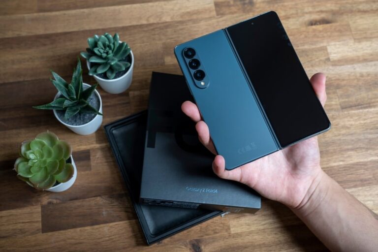 Galaxy Z Fold 8 recebe aval da FCC e revela comunicação via satélite e conectividade de ponta