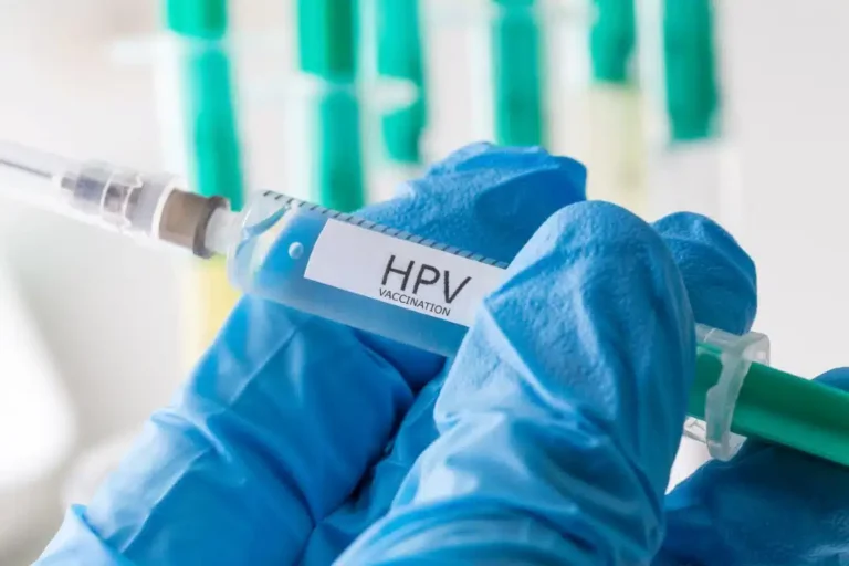 Imunização contra HPV atinge marco histórico e zera mortes por câncer de colo do útero em jovens na Inglaterra