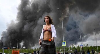 Ataque a refinaria em Moscou: Jovem exibe tranquilidade enquanto fumaça de explosão cobre o céu da capital