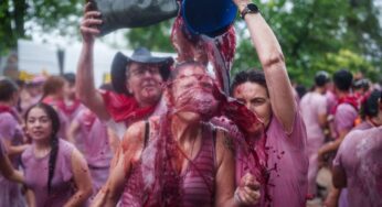 Milhares se reúnem em Haro para tradicional Batalha do Vinho na Espanha