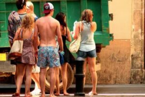 Cidades francesas intensificam multas para homens sem camisa em áreas urbanas com a chegada do verão