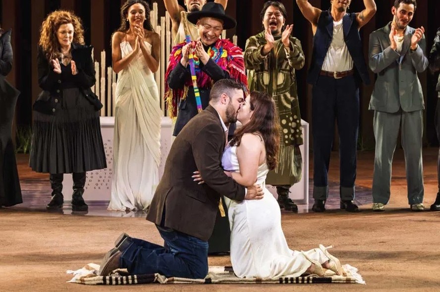 Oscar Diaz e Janelly Mendoza se casam em palco no fim de apresentação de 'Romeu e Julieta' em Nova York — Foto: Reprodução/The Public Theater