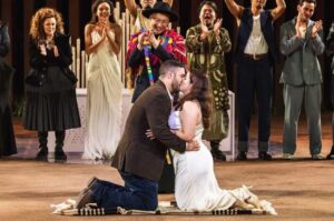 Diretor reimagina ‘Romeu e Julieta’ com final feliz e sedia casamentos reais no palco