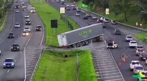 Carreta tomba em canteiro da Rodovia Zeferino Vaz após manobra proibida em Campinas