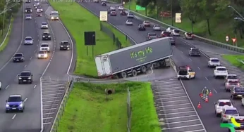 Carreta tomba em canteiro da Rodovia Zeferino Vaz após manobra proibida em Campinas