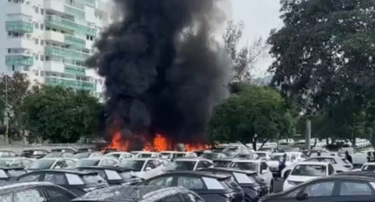Aeronave de pequeno porte cai no Recreio dos Bandeirantes e provoca grande incêndio no Rio de Janeiro