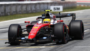 Hamilton celebra vitória inédita pela Ferrari; Russell garante pole em Barcelona 2026