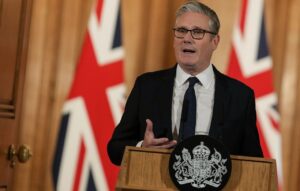 Keir Starmer deixa liderança do Partido Trabalhista britânico em meio a crise política no Reino Unido