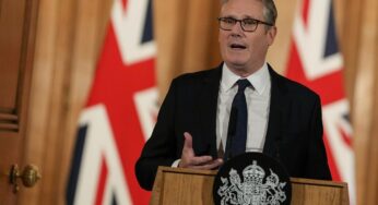 Keir Starmer deixa liderança do Partido Trabalhista britânico em meio a crise política no Reino Unido