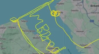 Piloto britânico traça ‘Estou entediado’ nos céus da Inglaterra em voo de teste