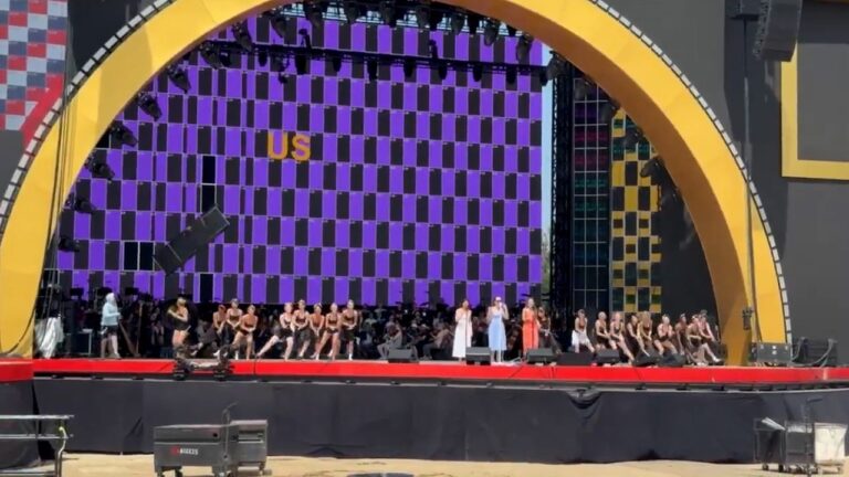 Parte de palco para o 4 de Julho desaba em Washington e quase atinge dançarinas