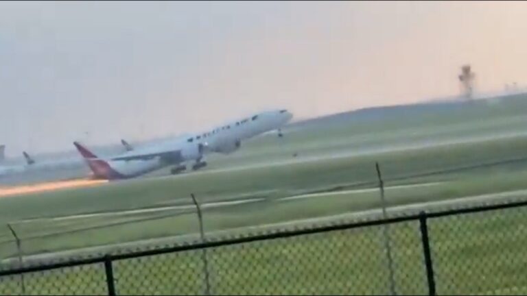 Incidente em Cincinnati: Boeing 777 da Kalitta Air sofre arrasto de cauda e arremete em pouso