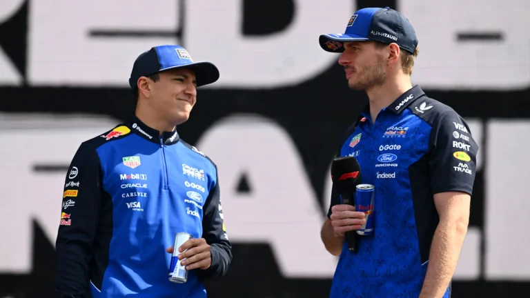 Hadjar Supera Problemas em Silverstone e Impressiona Equipe Aprendendo com Verstappen