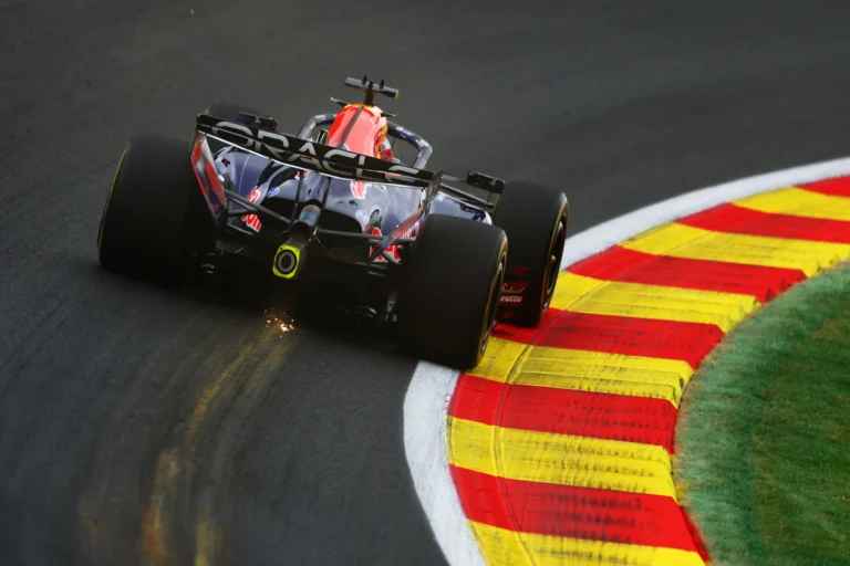Max Verstappen Lidera Treino Livre Inicial na Bélgica, Superando Hamilton e Leclerc