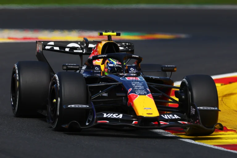 Red Bull garante terceiro pódio na Bélgica após ajustes críticos na asa traseira