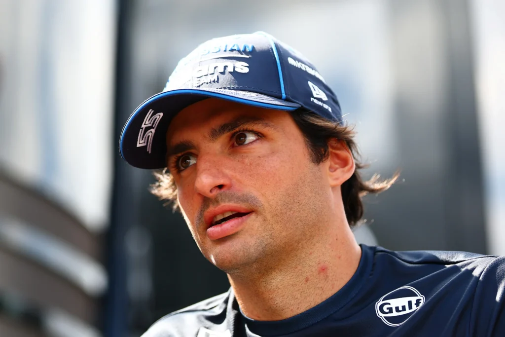Carlos Sainz condiciona permanência na Williams à recuperação e admite atraso em planos de vitória