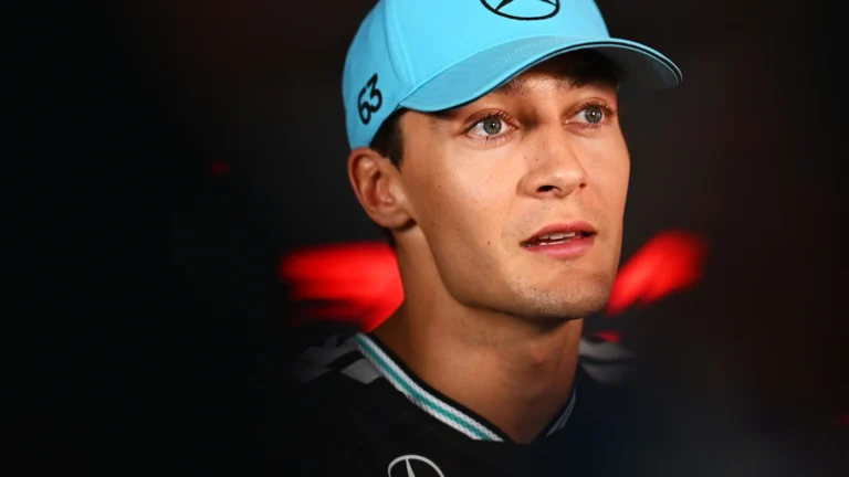 George Russell descreve batalha psicológica por título da F1 após falha de software na Mercedes