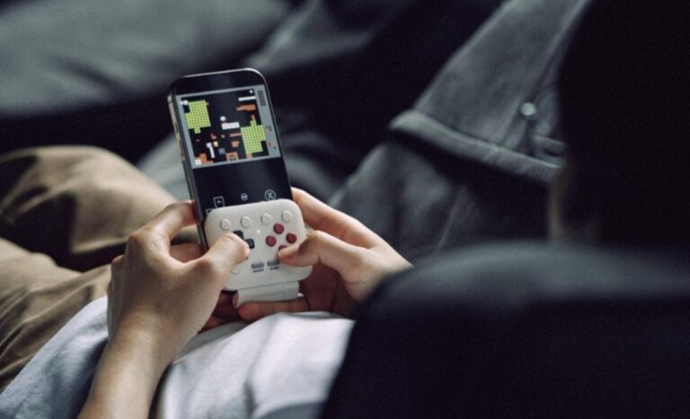 8BitDo lança FlipPad, controle dobrável que simula Game Boy em smartphones