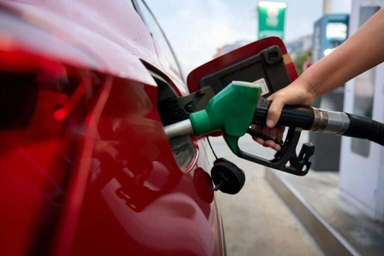 Gasolina no Brasil eleva teor de etanol para 32% em agosto: impactos e cuidados para veículos não flex