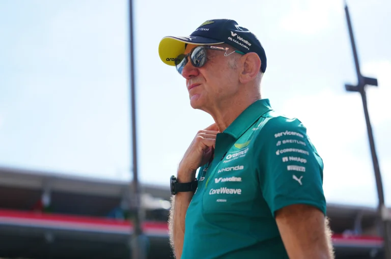 Adrian Newey detalha os bastidores da difícil temporada da Aston Martin em 2026