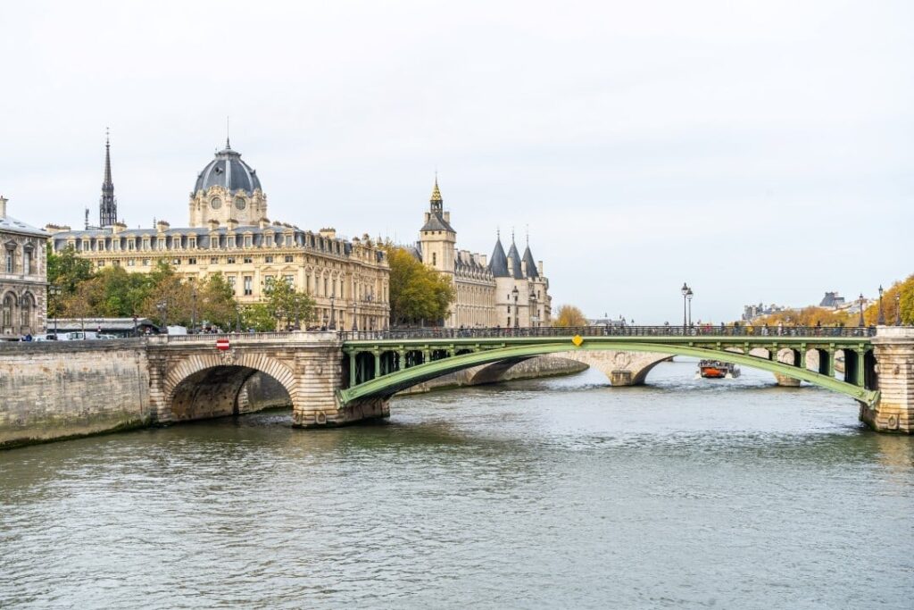 França estabelece maioridade digital e restringe acesso de menores de 15 anos a redes sociais