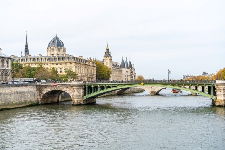 França estabelece maioridade digital e restringe acesso de menores de 15 anos a redes sociais