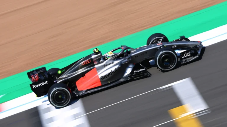 Hamilton Conquista Pole da Sprint em Silverstone; Ferrari Surpreende com Ritmo Forte