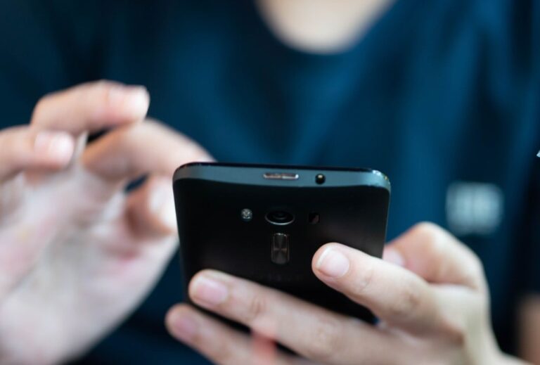 Avanço digital redefine cotidiano de idosos no Brasil, impulsionando autonomia e demandando atenção à segurança