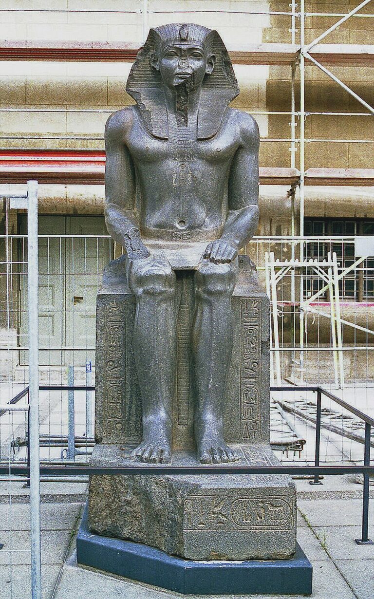 Estátua de Amenemés II — Foto: Reprodução