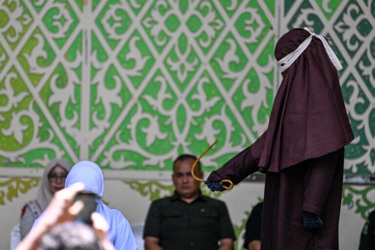 Mulher se torna a primeira punida com chibatadas na Indonésia 'por obscenidade ao vivo com homem em rede social' — Foto: AFP
