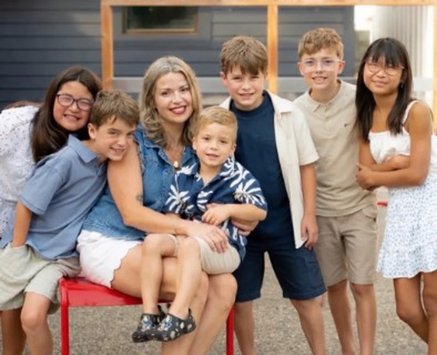 Amanda Karolkiewicz e os seis filhos, mortos em Michigan — Foto: Reprodução