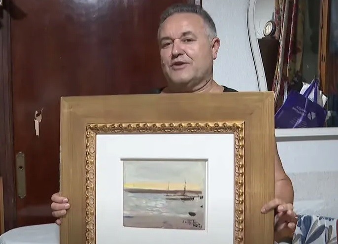 Andrés Hurtado encontrou quadro abandonado em rua, levou para casa e descobriu que ele valia R$ 880 mil — Foto: Reprodução/YouTube