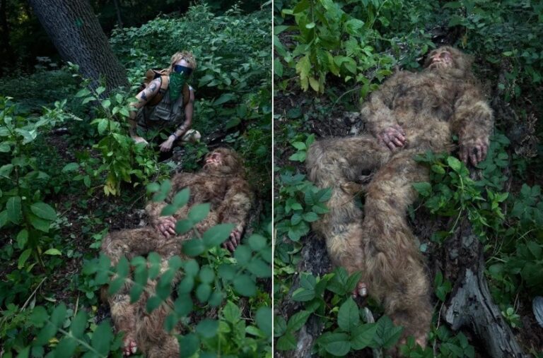 Charles Stuart e 'o cadáver de Pé-Grande' encontrado em Nova York — Foto: Reprodução/Facebook(Bigfoots Remains)