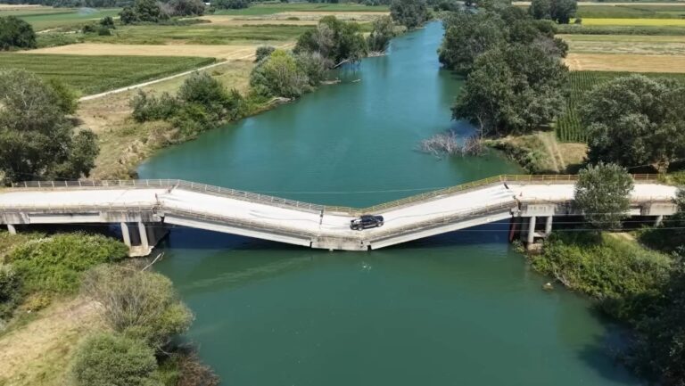 Para ganhar tempo, motoristas se arriscam passando por ponte que desabou na Grécia — Foto: Reprodução/YouTube
