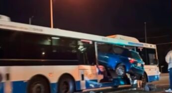 Carro decola em desvio e fica cravado na lateral de ônibus em acidente impressionante na Austrália