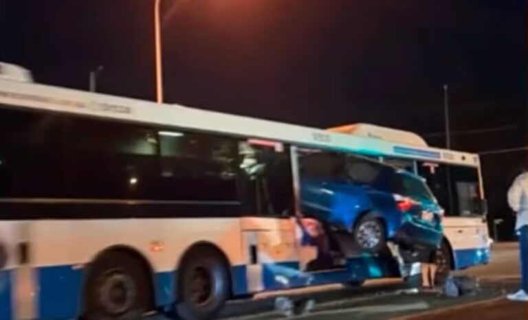 Motorista desvia de colisão com outro carro, 'decola' e acaba com veículo cravado no meio de ônibus em Brisbane (Austrália) — Foto: Reprodução/X